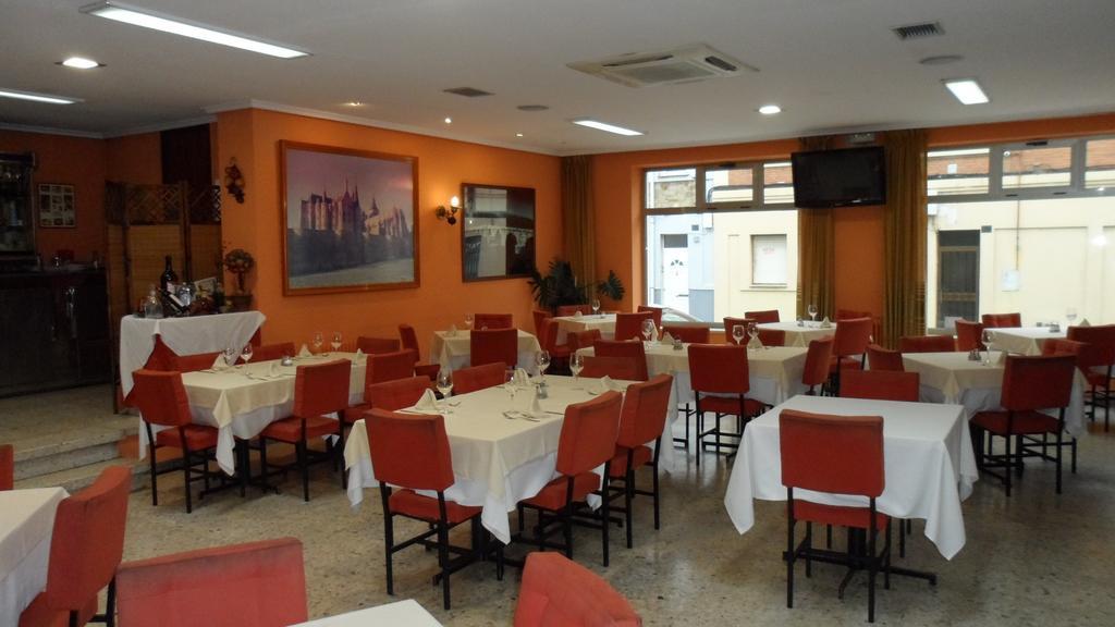 אסטורגה Hostal Coruna מראה חיצוני תמונה
