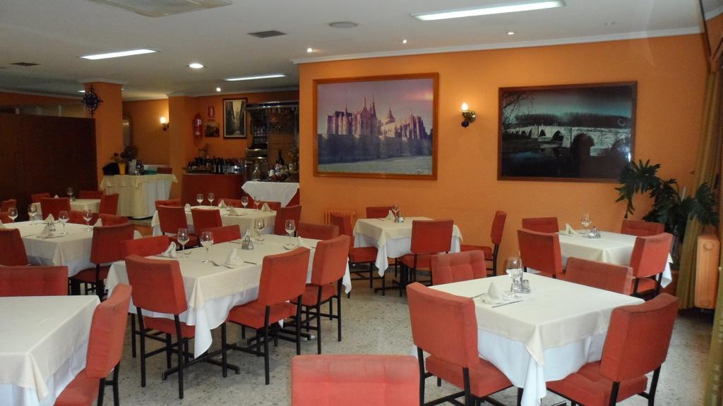 אסטורגה Hostal Coruna מראה חיצוני תמונה