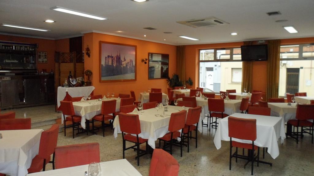 אסטורגה Hostal Coruna מראה חיצוני תמונה