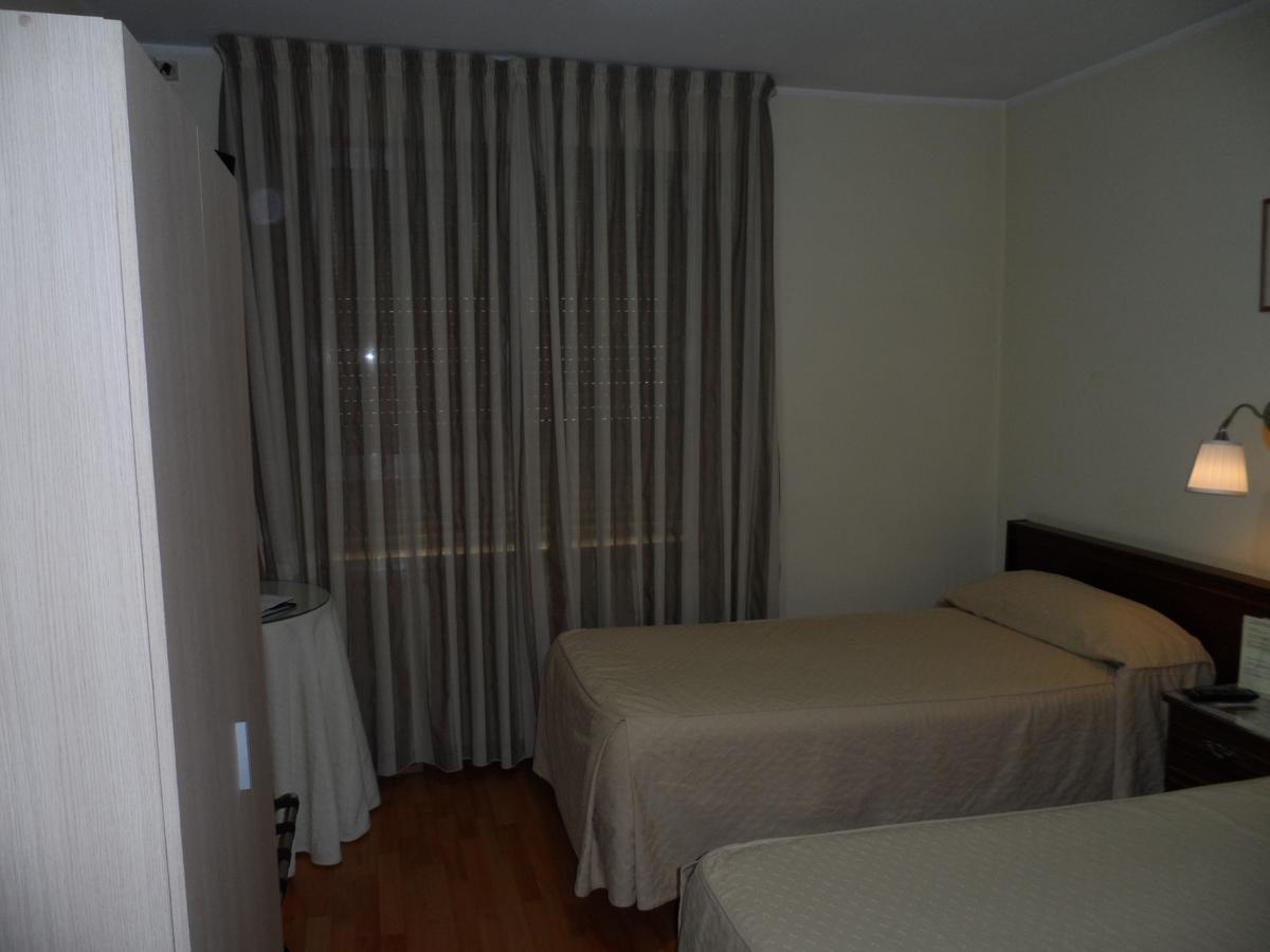 אסטורגה Hostal Coruna מראה חיצוני תמונה