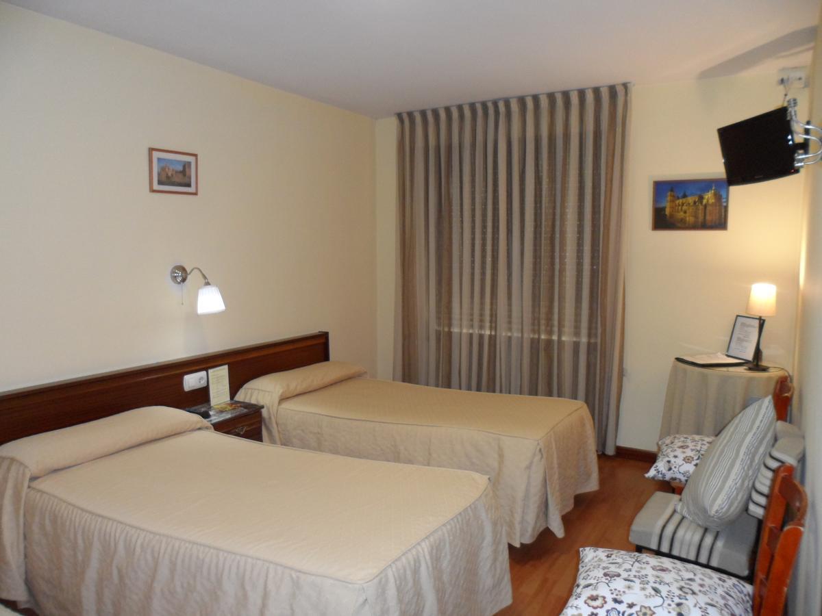 אסטורגה Hostal Coruna מראה חיצוני תמונה