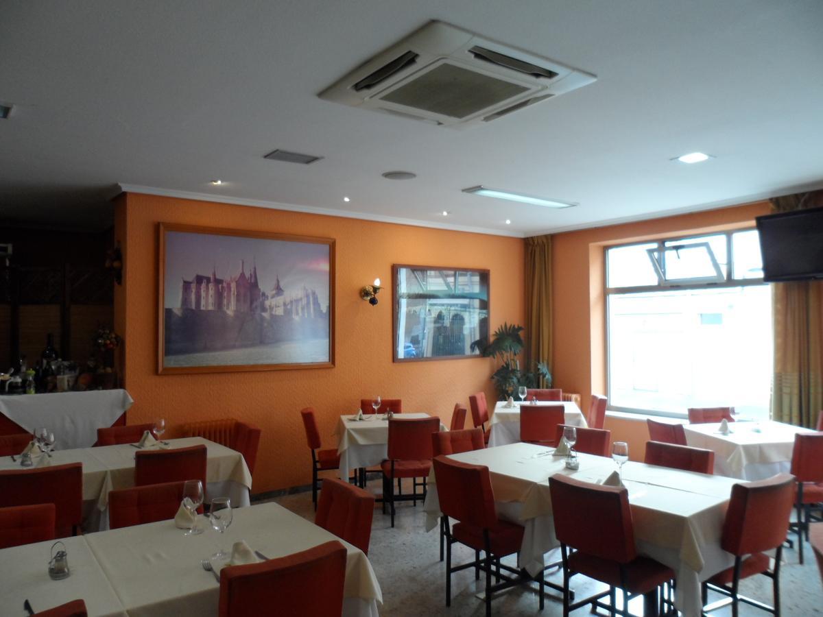אסטורגה Hostal Coruna מראה חיצוני תמונה