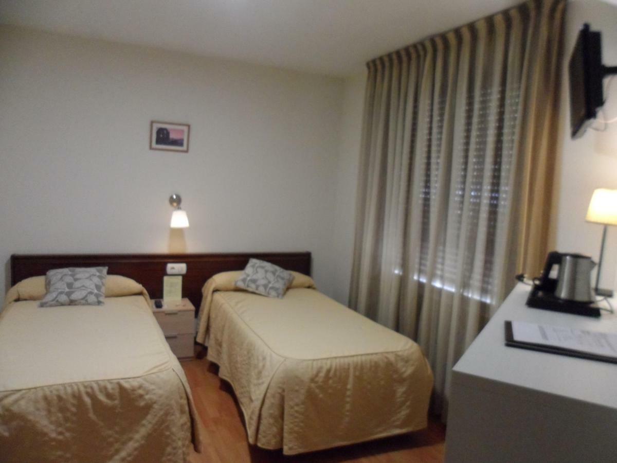 אסטורגה Hostal Coruna מראה חיצוני תמונה