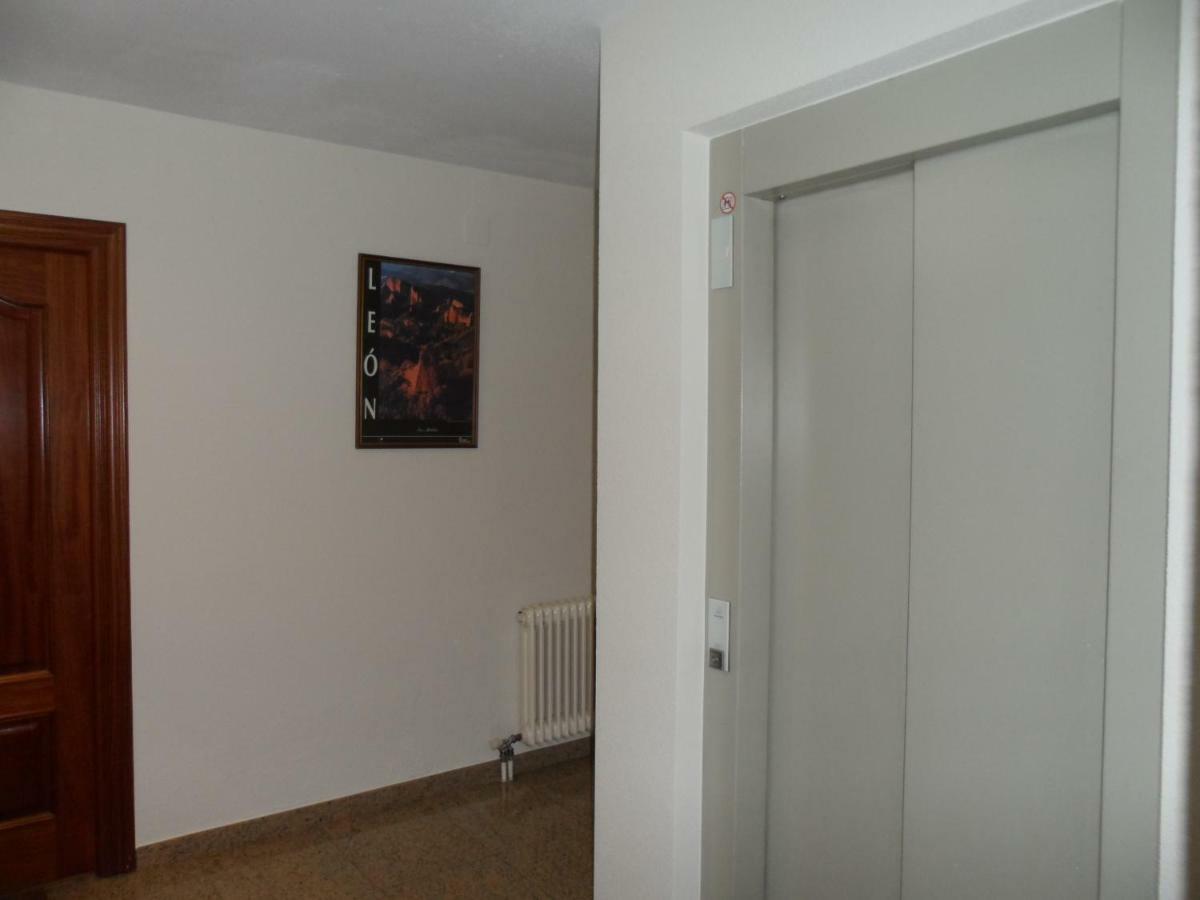 אסטורגה Hostal Coruna מראה חיצוני תמונה