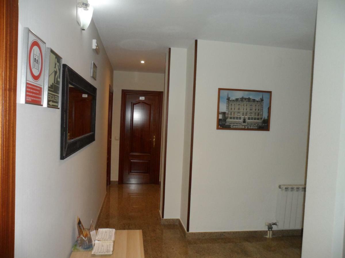 אסטורגה Hostal Coruna מראה חיצוני תמונה