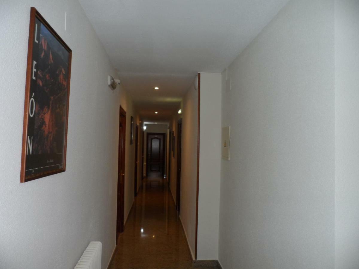 אסטורגה Hostal Coruna מראה חיצוני תמונה
